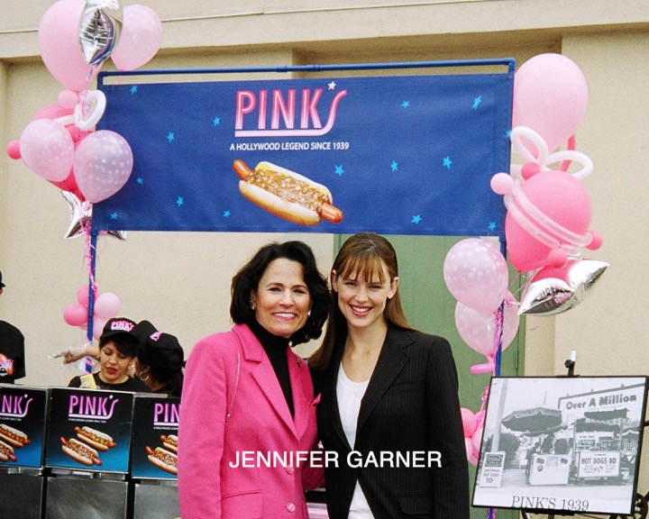 Jennifer Garner with Gloria Pink at Pink's Hot Dogs