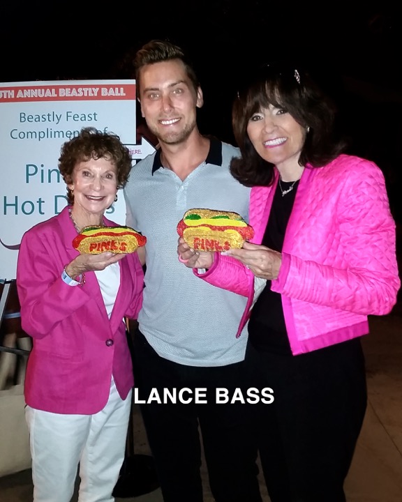 Lance Bass with Gloria and Beverly Pink at Pink's Hot Dogs