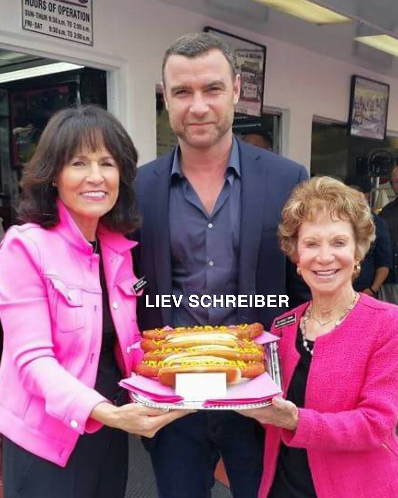 Liev Schreiber with Gloria and Beverly Pink at Pink's Hot Dogs