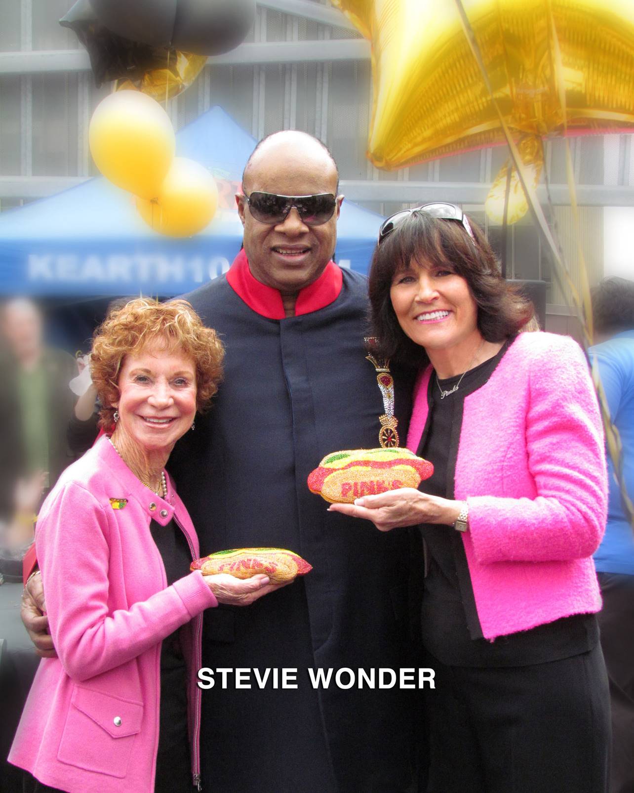Stevie Wonder with Gloria and Beverly Pink at Pink's Hot Dogs