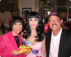 Katy Perry with Gloria and Richard Pink Pink's Hot Dogs