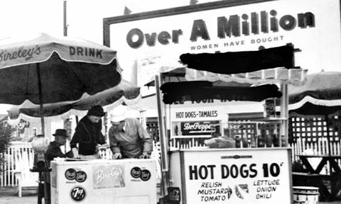 Historical black and white photo of Pink's hot dog cart.